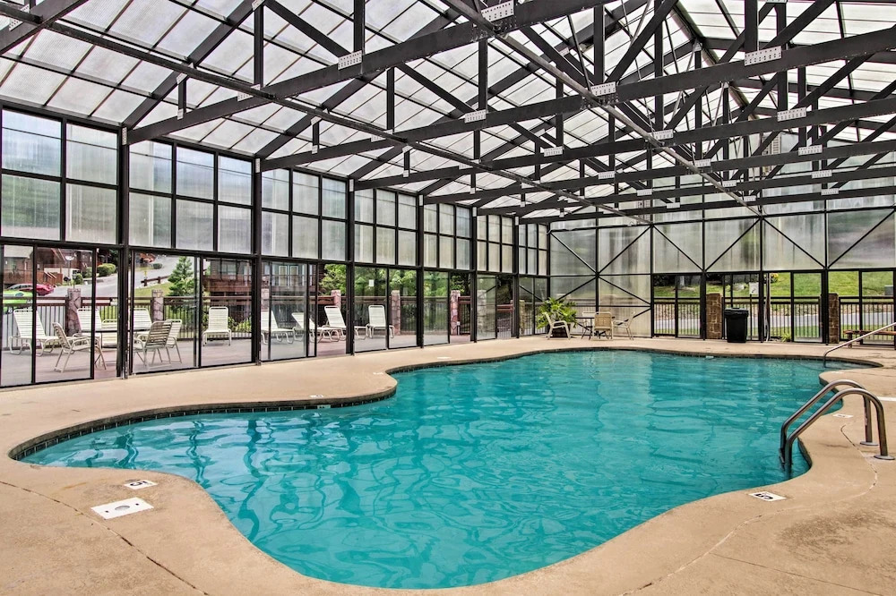 1 Mi to Dollywood: Quiet Cabin w/ Hot Tub!