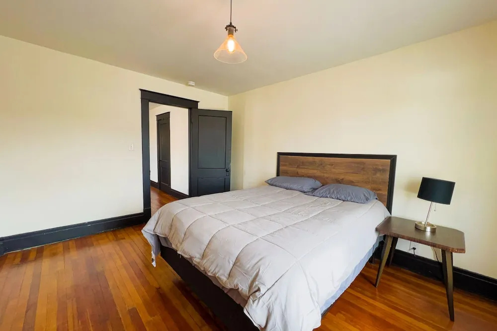 The Pub with Private Yard & Parking, Near the Falls & Casino by Niagara Hospitality