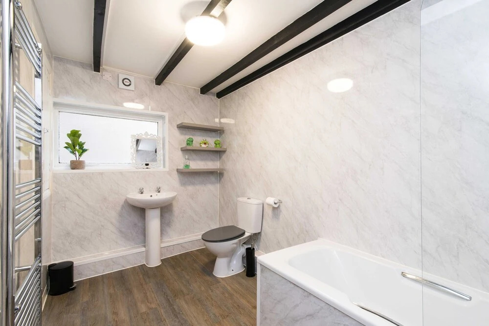 Excellent 3 bed House - Close To Airport