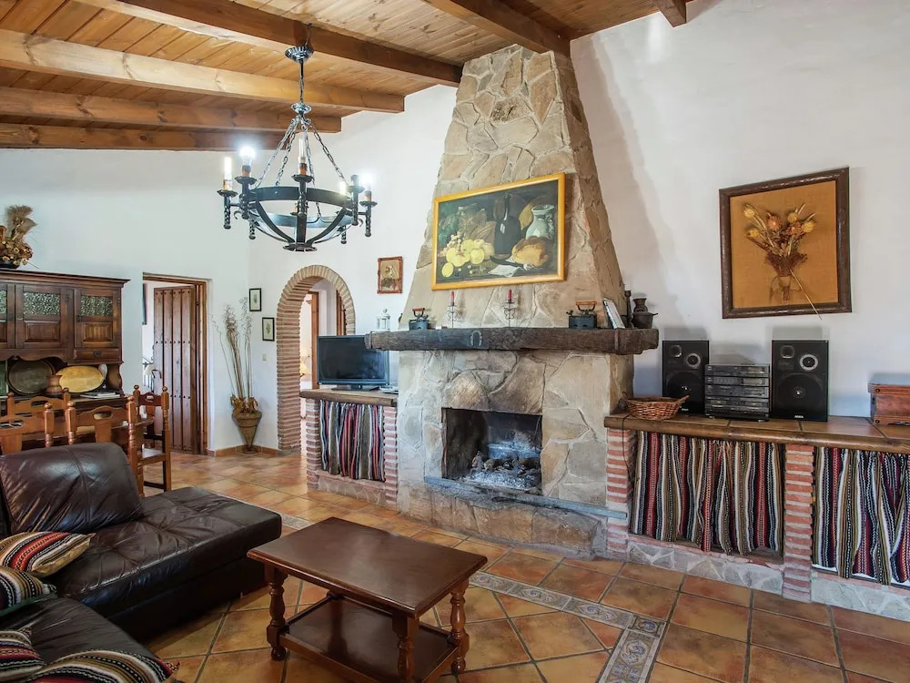 Spacious Cottage with Pool
