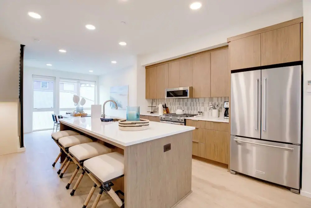 Luxe Seaside Vacation Rental: Walk Downtown!