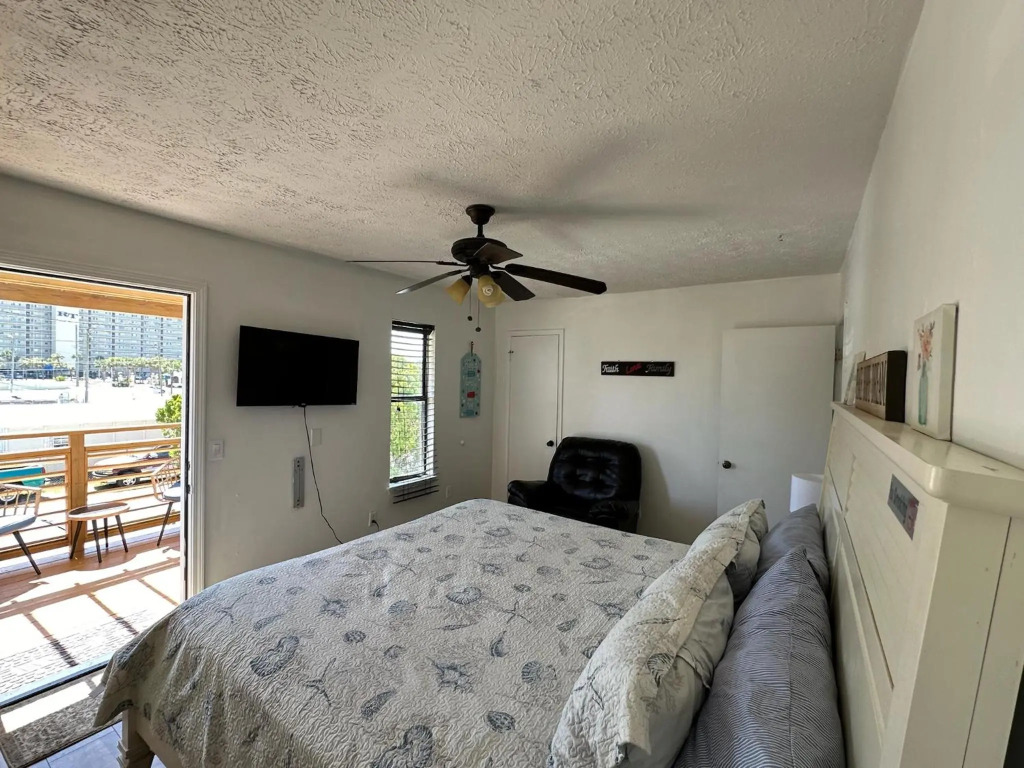 5810 Beach Drive Unit B