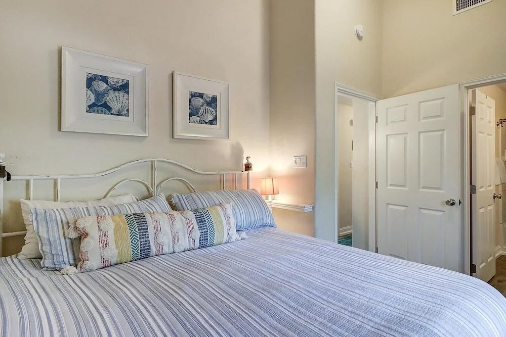 Heron Hideaway 2 Bedroom Cottage by RedAwning