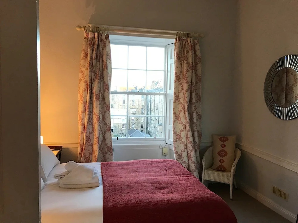 Georgian 3 Bedroom New Town Flat