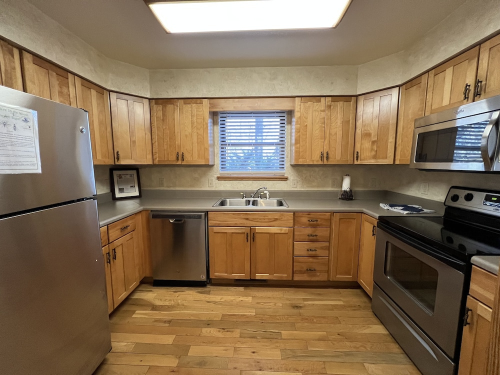 C13 - Forest View two bedroom, two bath Harbor North luxury loft cottage with private hot tub o Lake on Ouachita