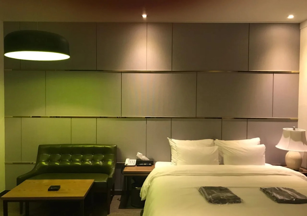 Hotel Wall