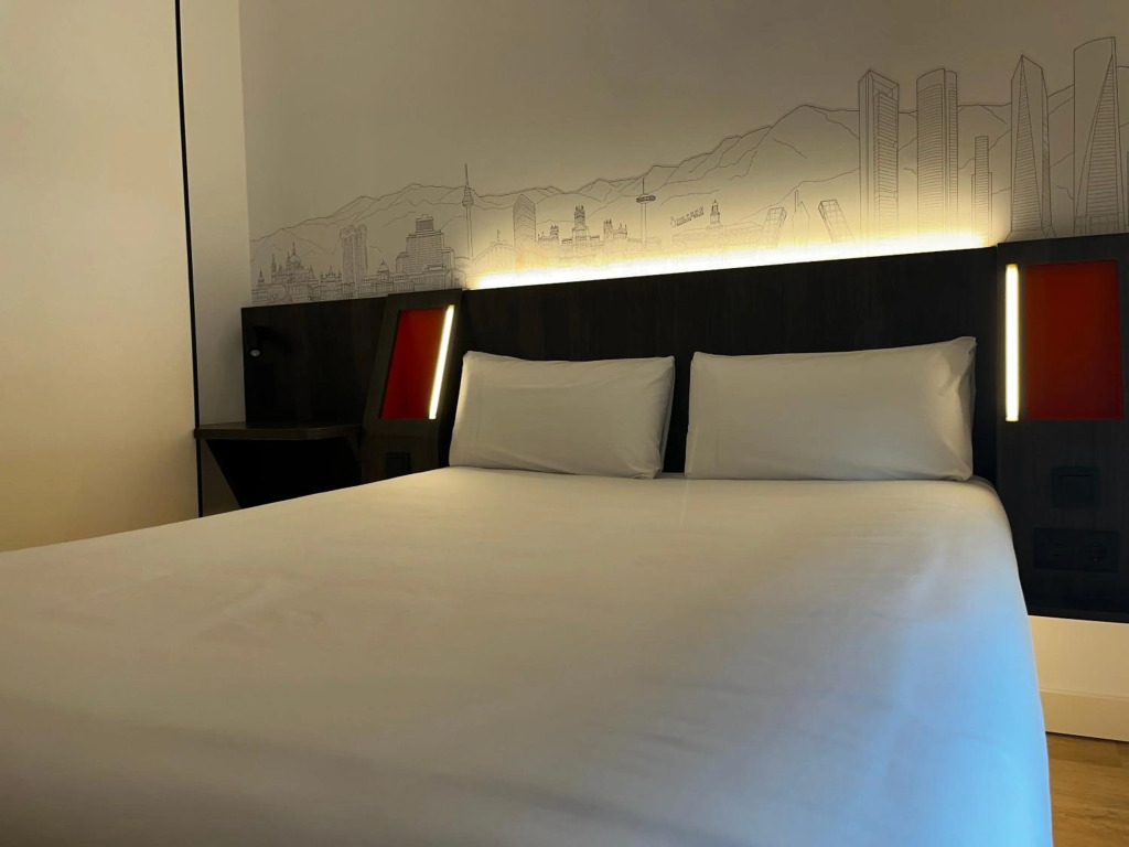 Отель Four Points Flex by Sheraton Madrid Atocha