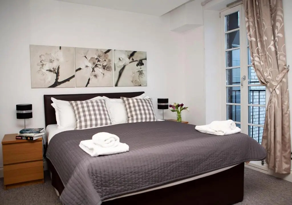 Apt 3, Trafalgar Sq (Duplex, 3rd & 4th flr)