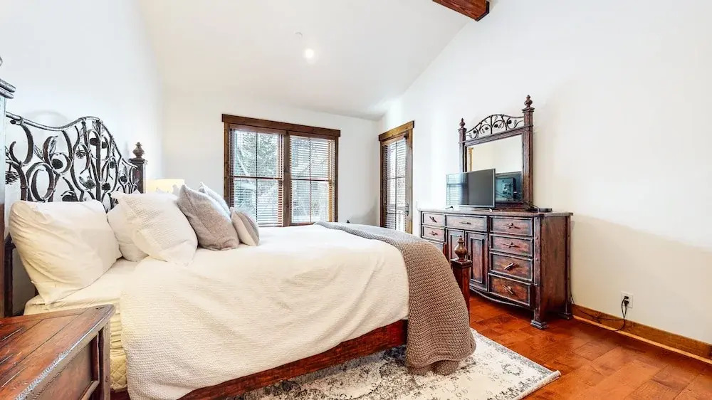 Snowcreek VI The Lodges 1130 Pet-Friendly, Beautiful and Spacious, Garage and Washer Dryer by RedAwning