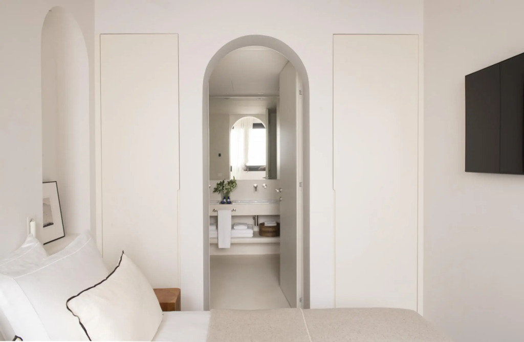 Outstanding apartment with 3 bedrooms and 3 bathrooms, two of them en suite suite + 2 lovely patios.