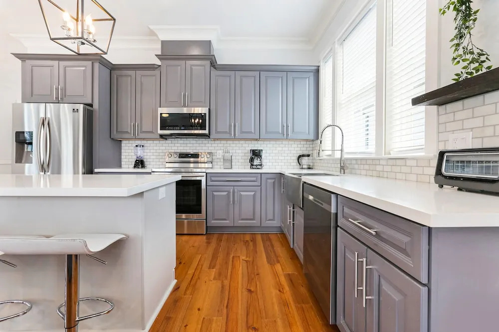 Modern 4 BR Condo with Balcony & Pool - Near FQ