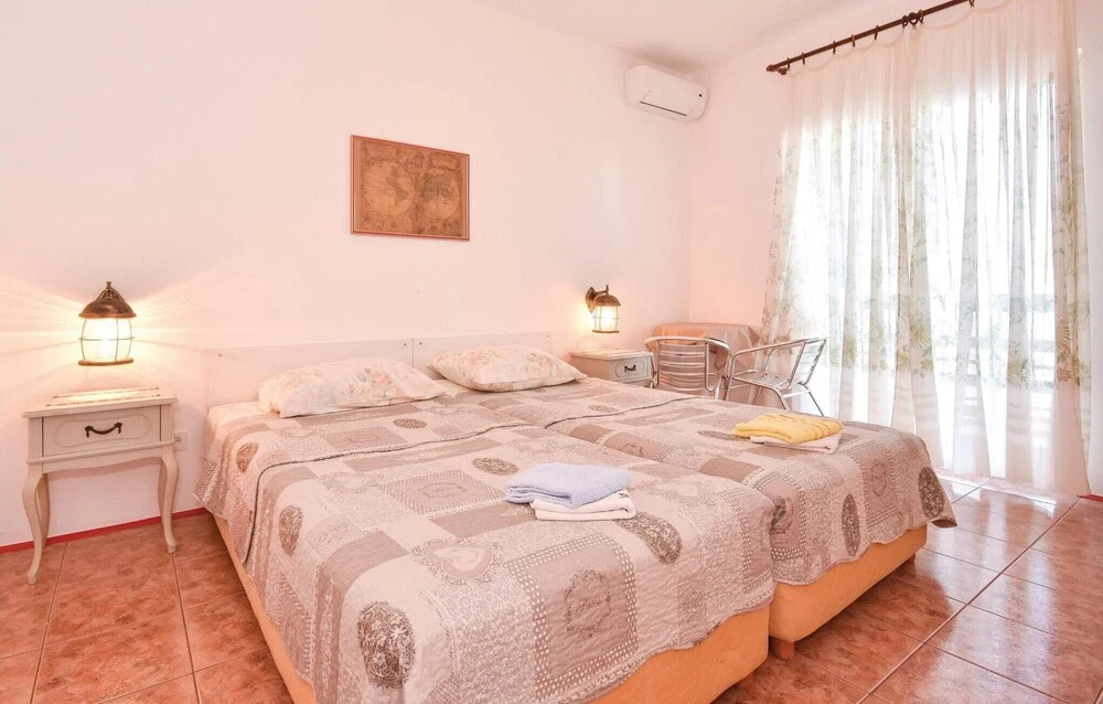 Nice Home in Slatine with Hot Tub, WiFi & 6 Bedrooms