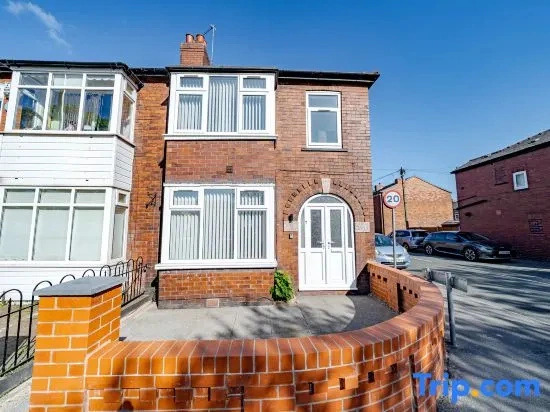 4BR 3BA Wigan Home | Long Stays Welcome