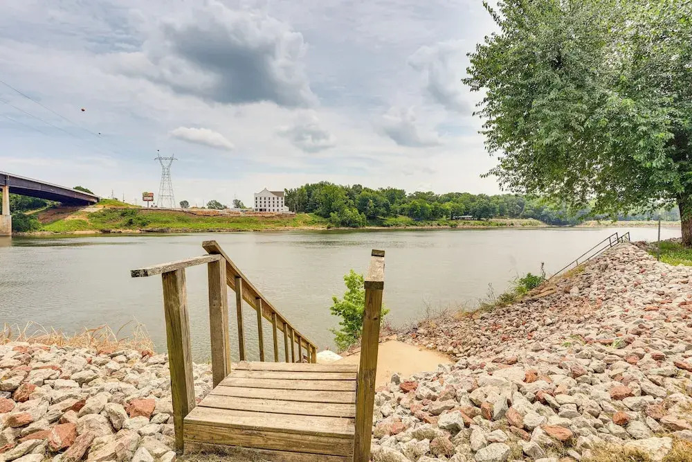 Tennessee River Retreat: Multi-level Deck & Views
