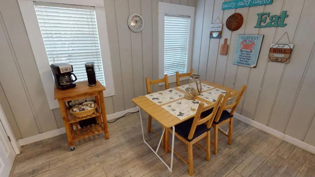 GU501 Unique Beach Home with Large Fenced in Yard, Screened in Porch, Close to Restaurants & Shops