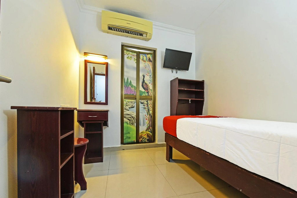 Super OYO 90572 J Hotel Masjid India