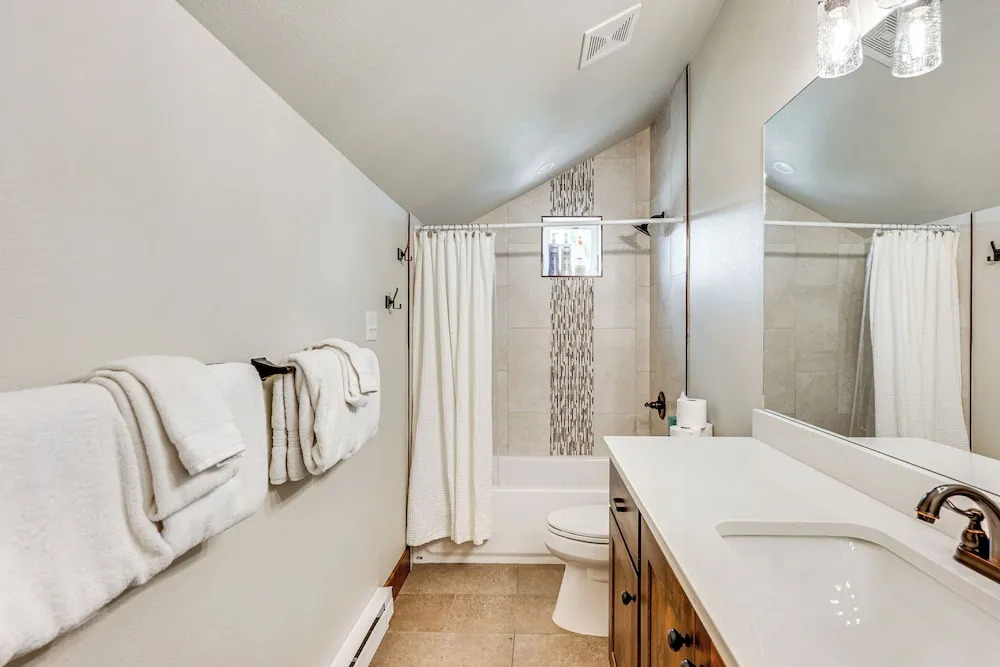 Newly Built Estes Park Townhome, 2 Miles to Rmnp!