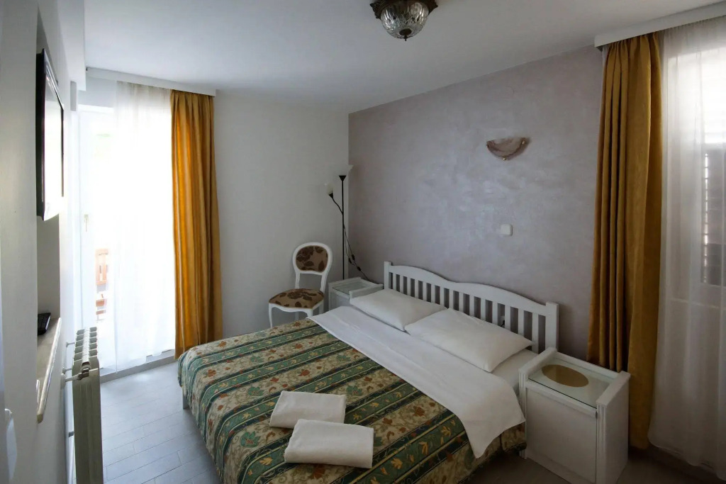 Apartments and Rooms Degra