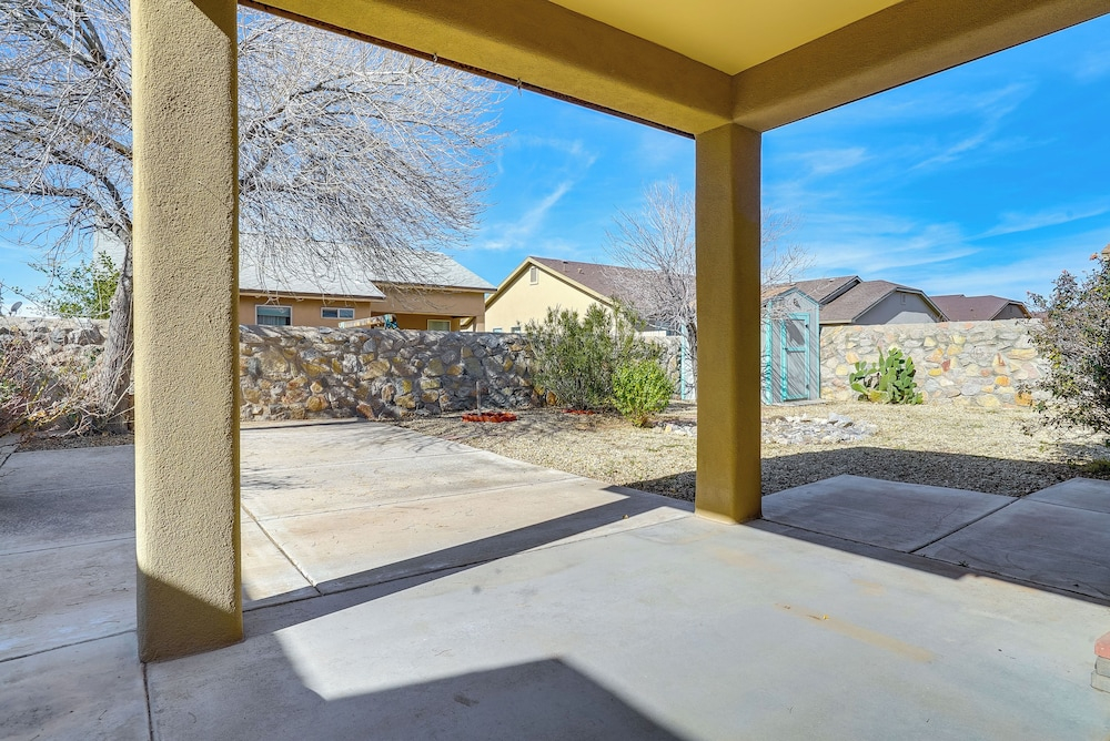 Pet-friendly Getaway w/ Mtn Views in Las Cruces!