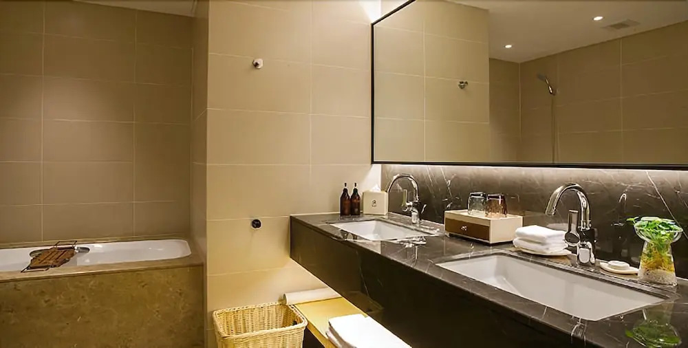 Rich Hotel