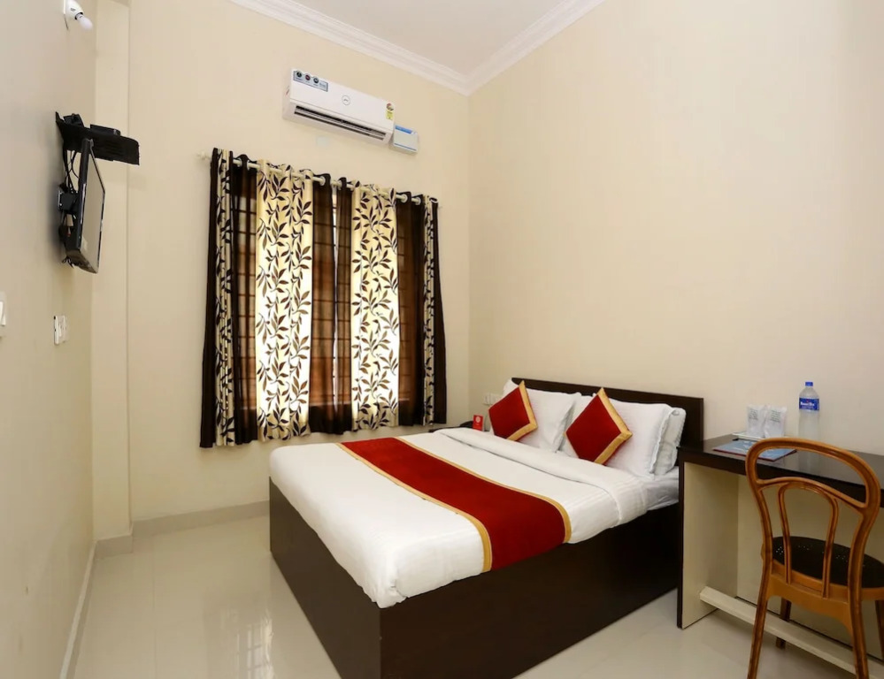 OYO 9118 Saravana Inn