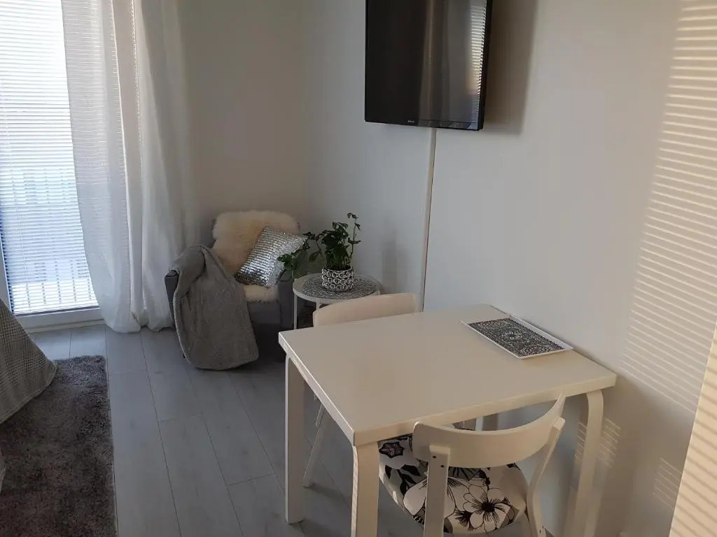 Compact high quality top floor studio in perfect location