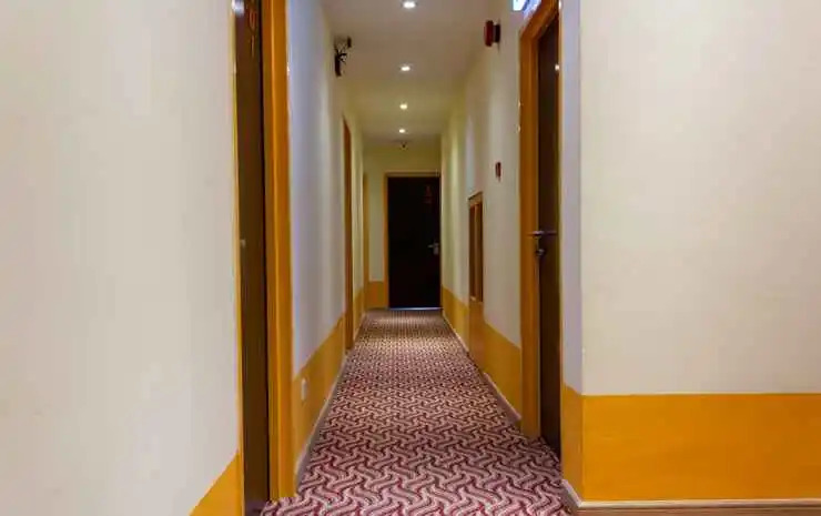 Capital O 9010 Yee Hotel