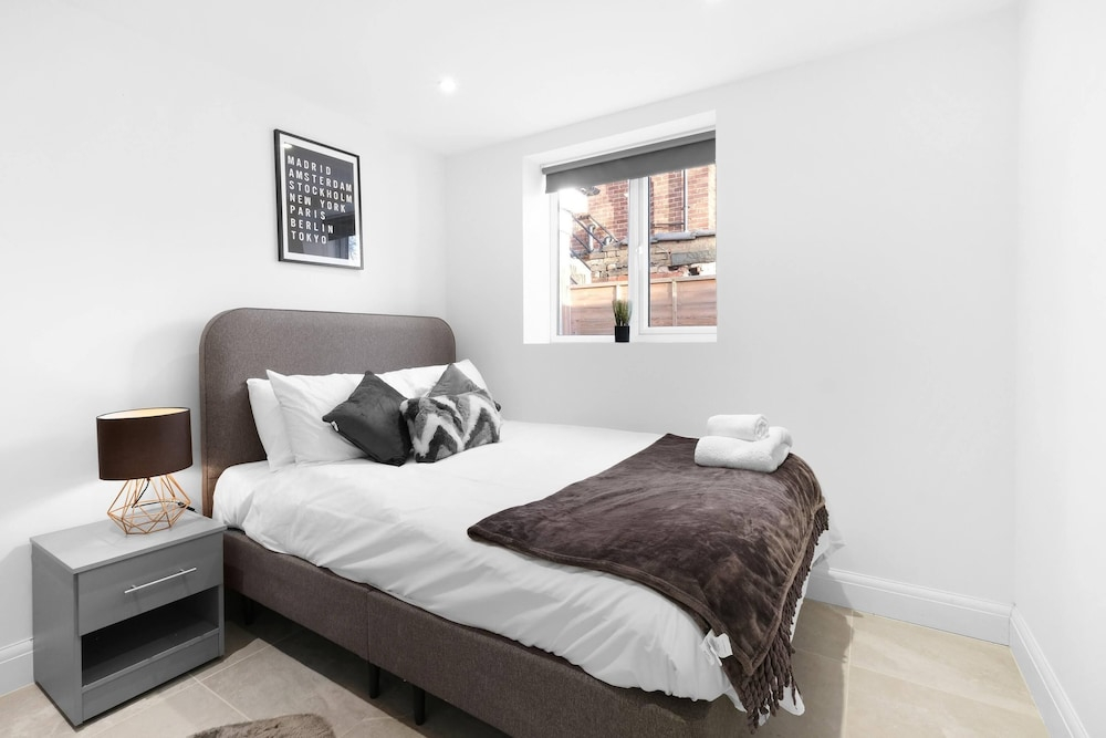 Modern 4 Bedroom Apartment in London with Parking + Garden