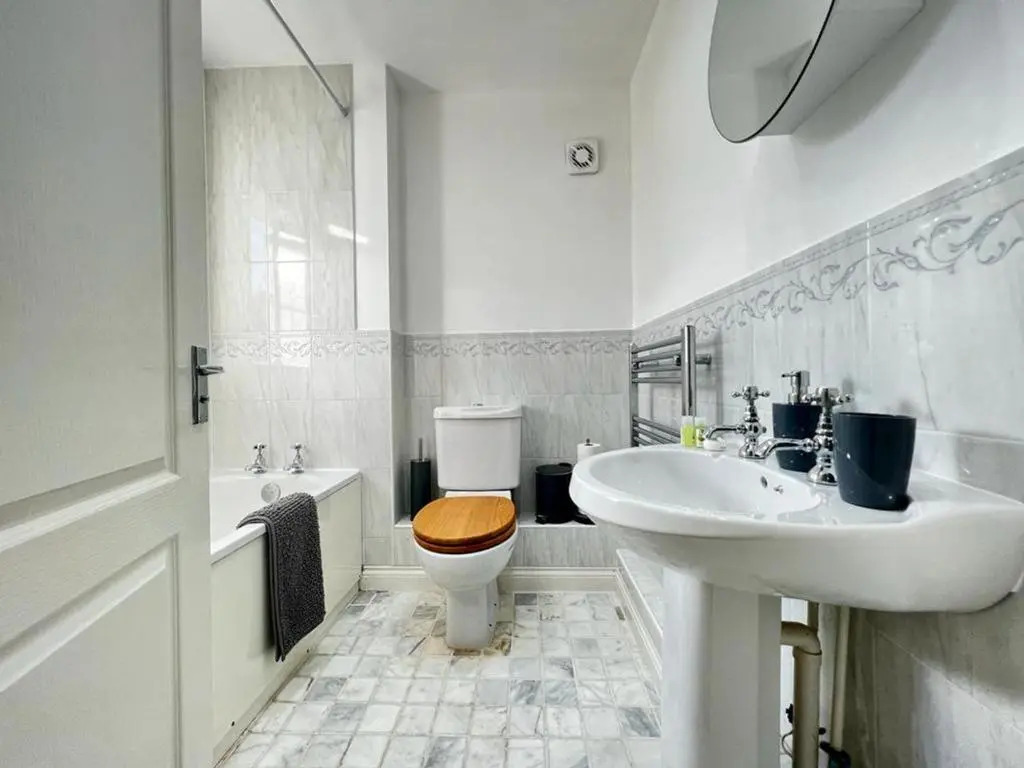 Boleyn Avenue by Incredible Stay