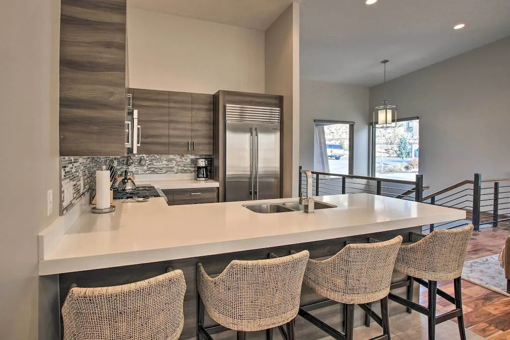 Modern Townhome w/ Mtn Views < 7 Mi to Ski Resorts