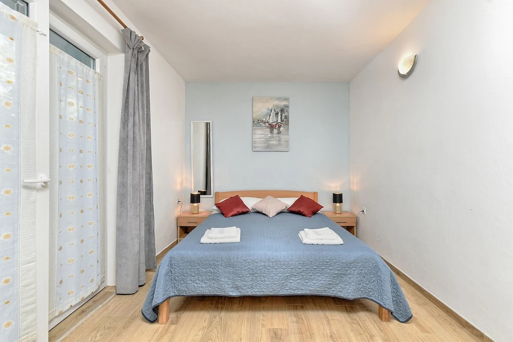 Spacious Apartment With Garden