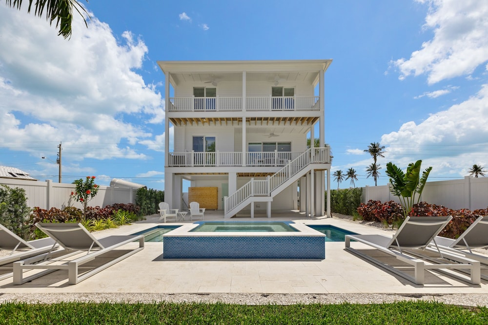 5583 Sun & Salt Retreat: 5br/4.5ba New Pool Home! 5 Bedroom Home