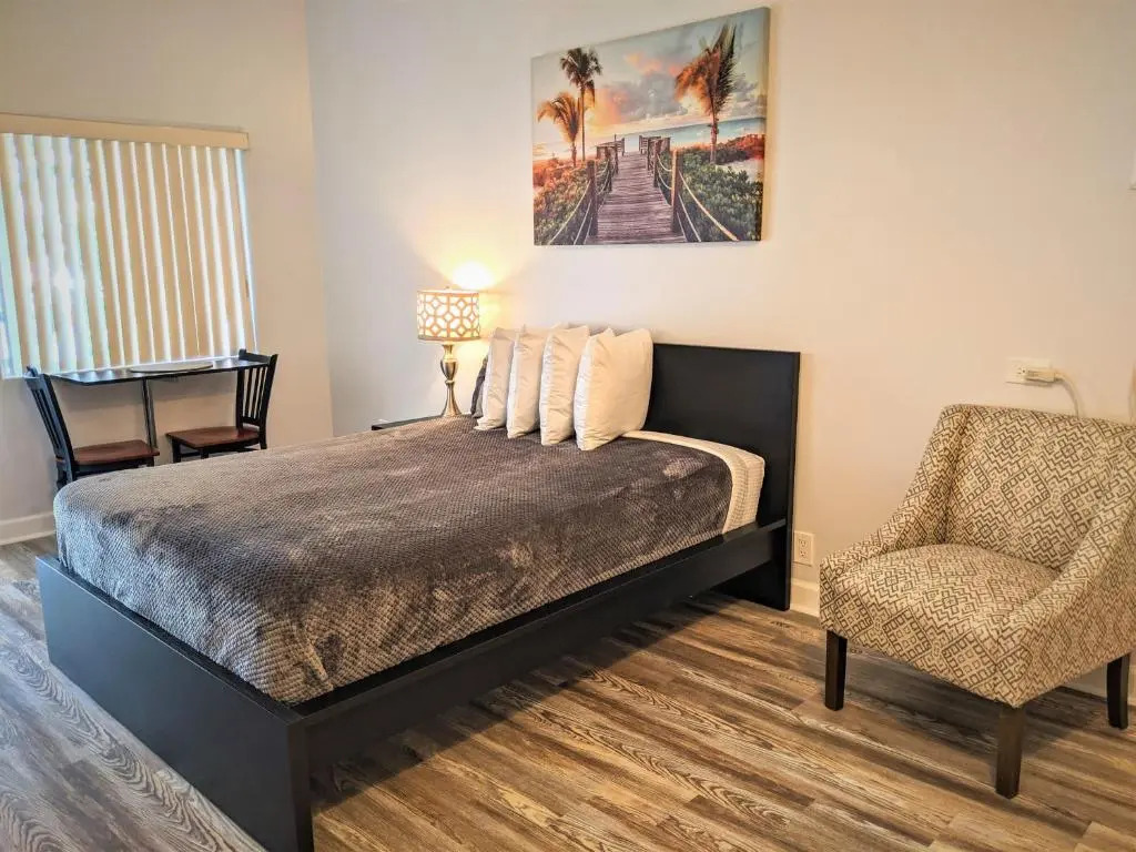 Johns Pass Beach Motel - Treasure Island Beach