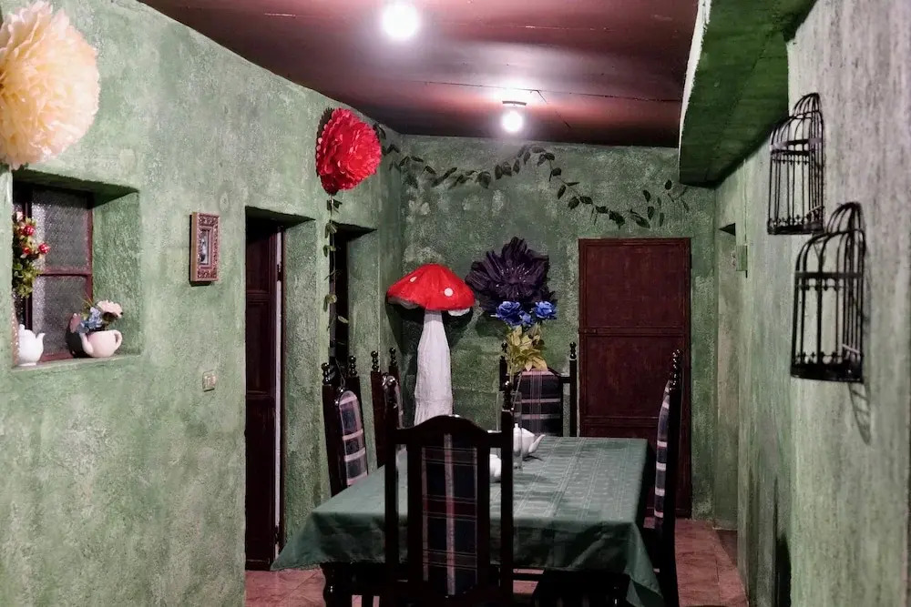 Budget Private Rooms - Wonderland B&B - Shuttle services available