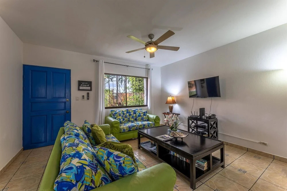 Sunset Villa, comfortable house steps from the beach