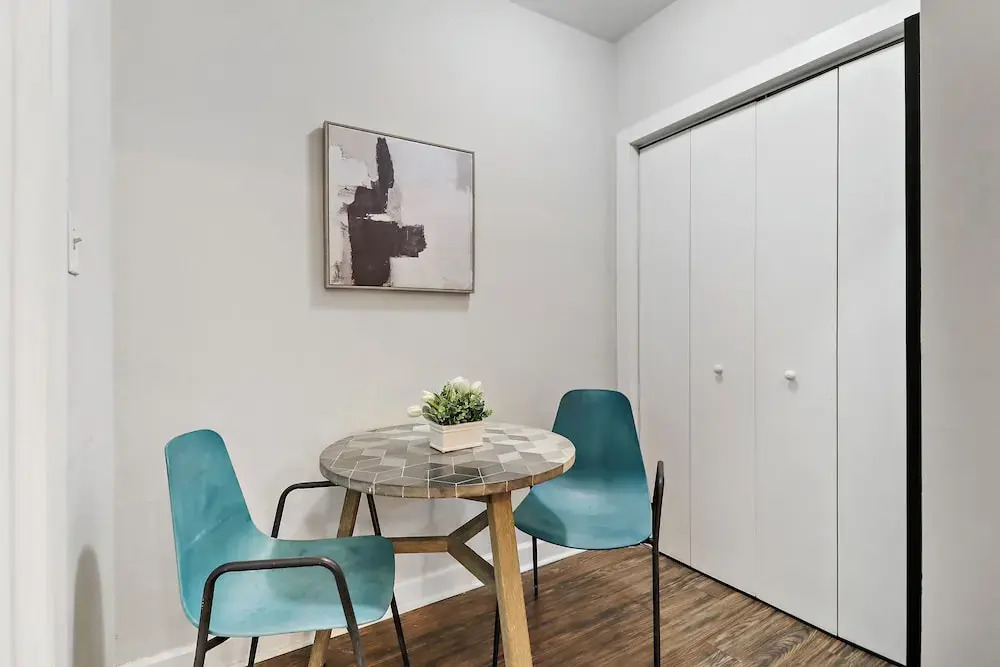 Trendy Studio Apt - Kenwood rep