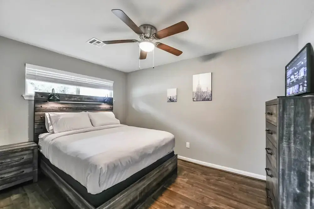 West End in SW Houston, Sleeps 10, Work-cation, King Bd, Pet, High Speed Wifi