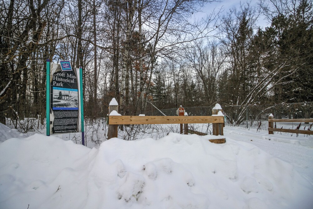 Modern Crosby Retreat < 1 Mi to Serpent Lake!