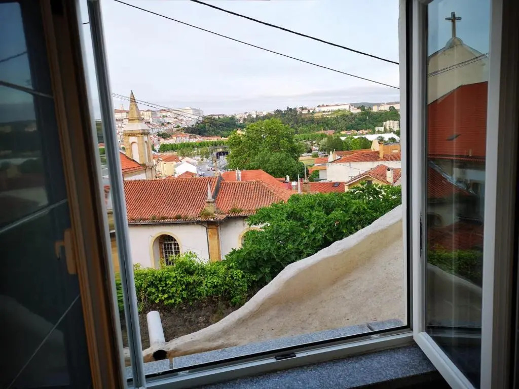 Lemon Tree House Coimbra - Courtyard garden with city views