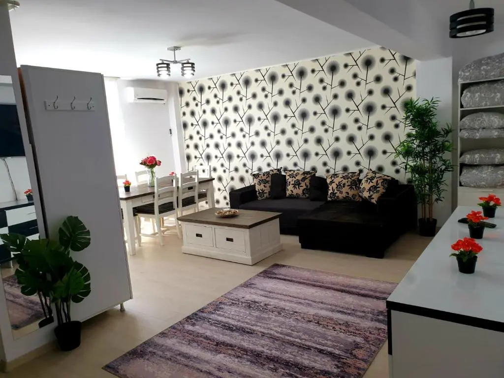 Apartament Mamaia Nord 3 camere la 30m de plaja cu terasa si curte