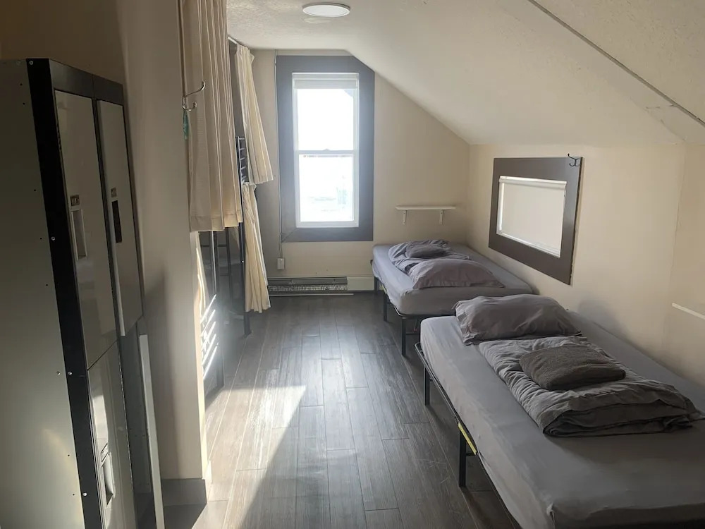 PARTY HOSTEL - The Canmore Hotel Hostel