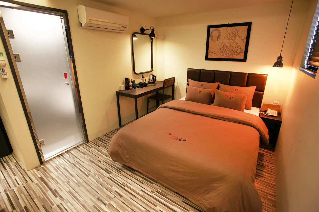 Achasan Station Wall Hotel