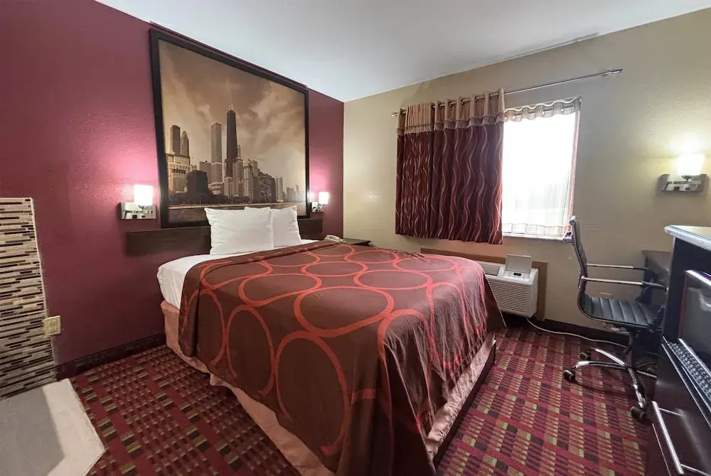 Super 8 by Wyndham Paris IL