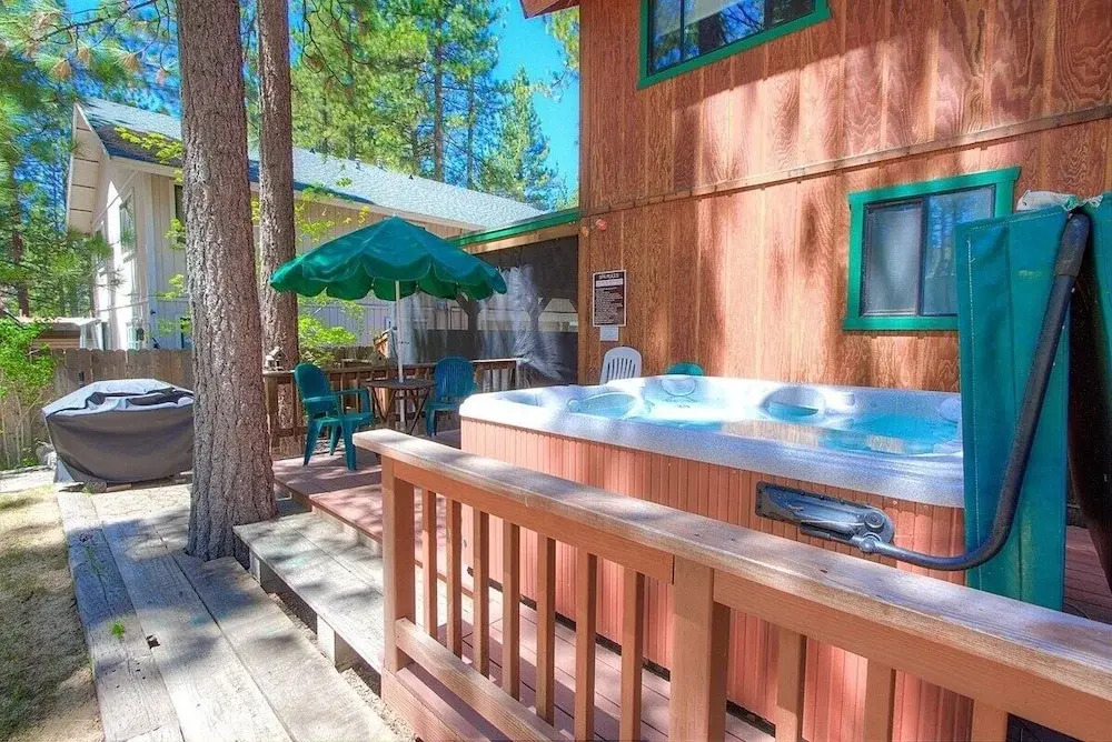 Sky Chalet 3 Bedroom Cabin by RedAwning