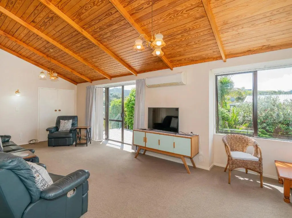 Treasure on Chestnut - Tairua Holiday Home