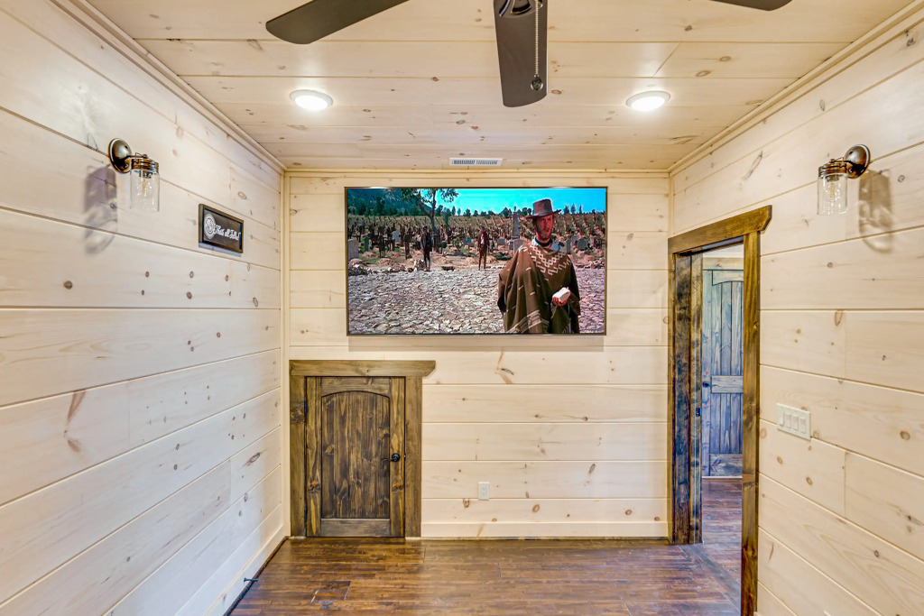 Misty Mountain Stop: Mountain Views, Hot Tub, Game Room, Theater Room