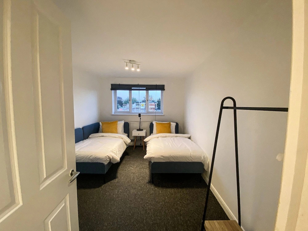 Short Stay Legoland Windsor Heathrow Thorpe Park Twickenham