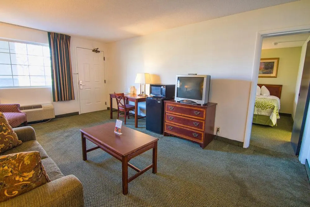 莱瑟姆戴斯套房酒店/北阿尔巴尼(Albany Airport Hotel)