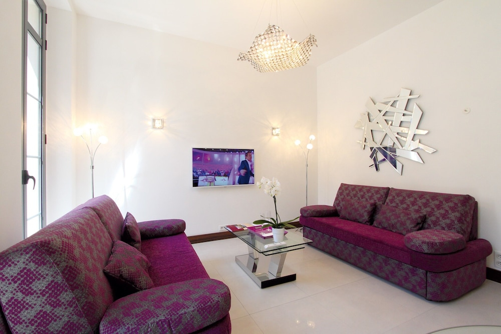 Apartment With Spacious Terrace