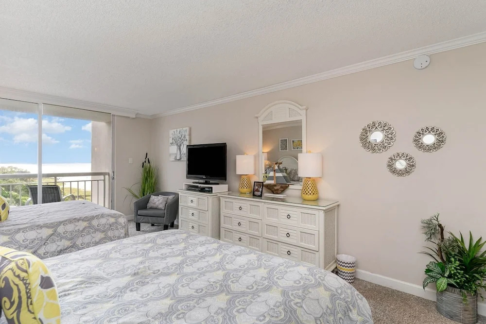 Gorgeously remodeled 2 bedroom ocean front unit - 509 South Hampton 2 Condo